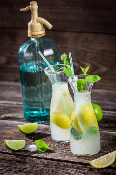 Крупный план лимонного напитка с мятным листом и цитрусовыми — стоковое фото