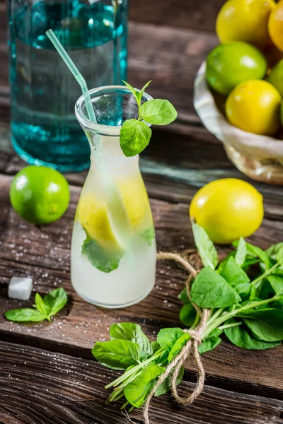 Cold drink with fresh citrus fruit — Stock Photo, Image
