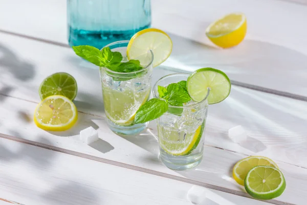 Primer plano de la bebida de limón con hielo y hoja de menta —  Fotos de Stock