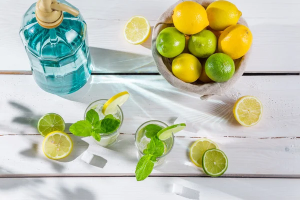 Gros plan de boisson aux agrumes pour l'été — Photo