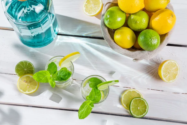 Closeup of citrus drink in summer garden — Stock Photo, Image