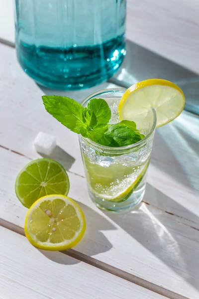 Παγωμένο ποτό με πάγο, εσπεριδοειδή και φύλλα μέντας — Φωτογραφία Αρχείου