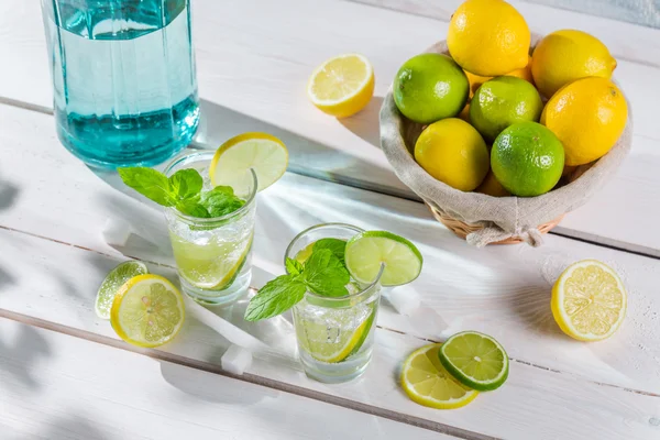 Κρύο ποτό που φτιάχνεται από εσπεριδοειδή φρούτα με ζάχαρη — Φωτογραφία Αρχείου
