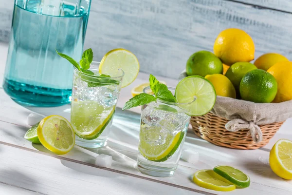 Cold drink with citrus fruit and ice — Stock Photo, Image