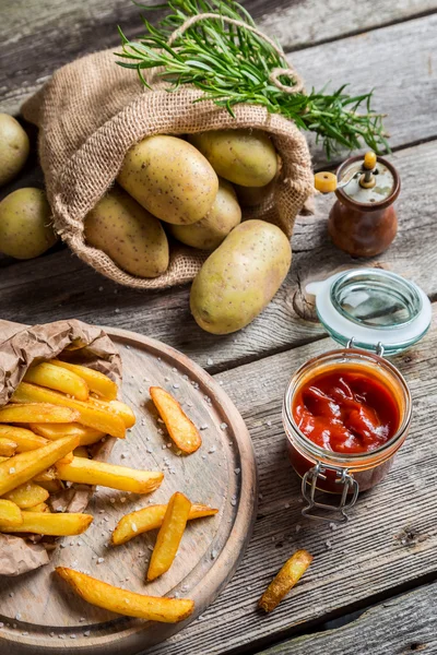 Close-up van verse huisgemaakte frieten — Stockfoto