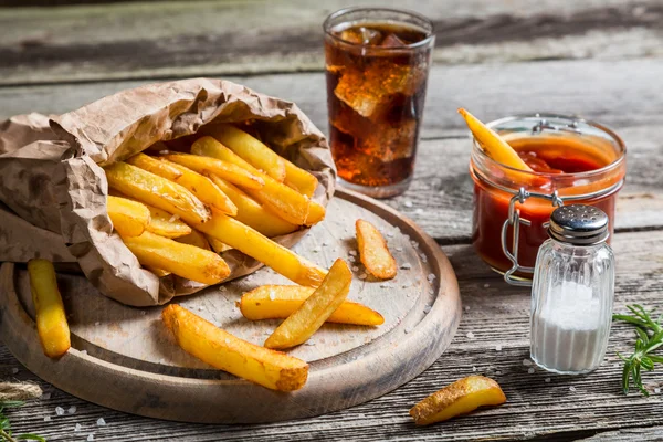 Närbild av hemgjorda pommes frites med kall dryck — Stockfoto