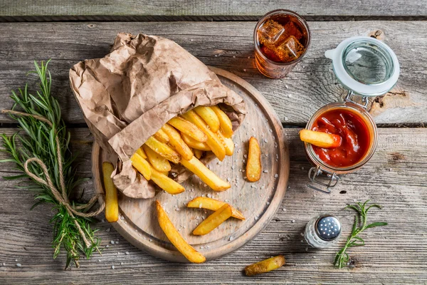 Zelfgemaakte frietjes geserveerd met koud drankje — Stockfoto