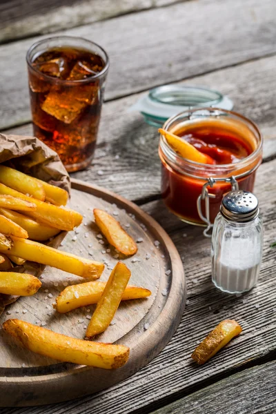 Patatine fritte fresche servite con bevanda fredda — Foto Stock