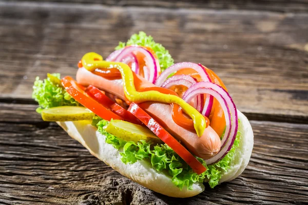 Perro caliente casero con un montón de verduras —  Fotos de Stock