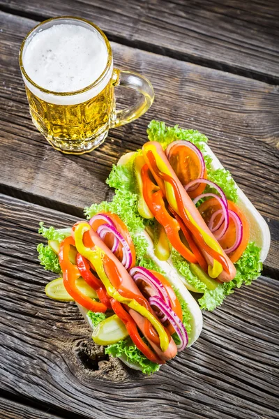 Hot dog con senape, ketchup e verdure — Foto Stock