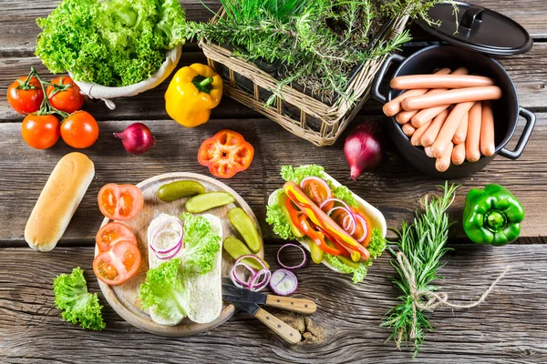 Perro caliente casero con salchichas y verduras — Foto de Stock