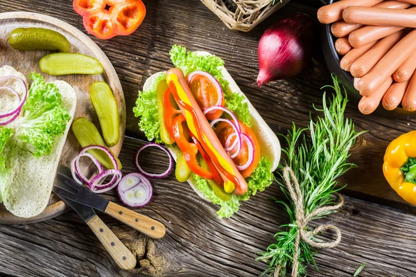 Zutaten für hausgemachten Hot Dog mit frischem Gemüse — Stockfoto