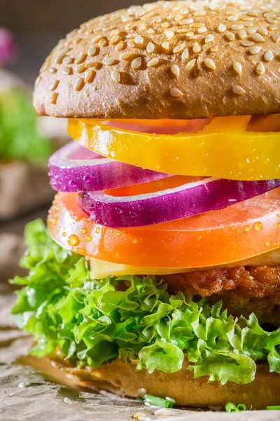新鮮な野菜から作られた自家製のハンバーガーのクローズ アップ — ストック写真