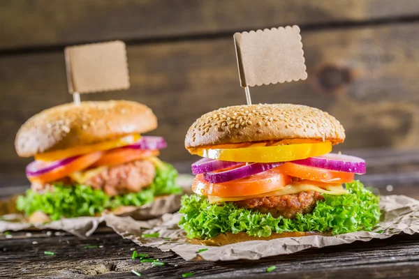 Hamburger au boeuf, légumes herbes fraîches — Photo