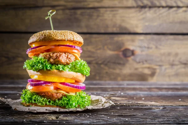 Hamburger maison à deux étages avec légumes — Photo