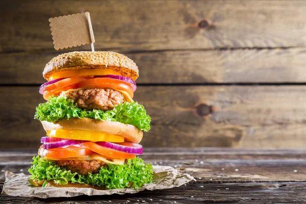 Užijte si dvoupatrové burger — Stock fotografie