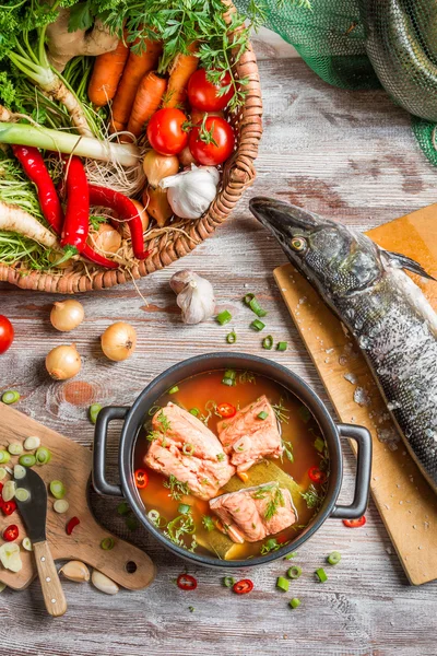 Щука и свежие овощи для рыбного супа — стоковое фото
