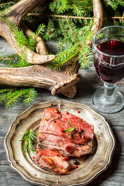 Trozo de venado servido con vino tinto — Foto de Stock