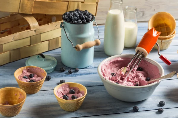 Yogurt mescolato con mirtilli come gelato — Foto Stock