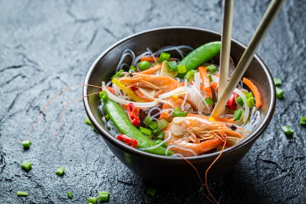 Nouilles aux légumes et crevettes — Photo