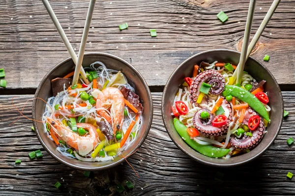 Два блюда с овощами и морепродуктами — стоковое фото