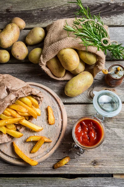 Closeup de batatas fritas caseiras frescas — Fotografia de Stock