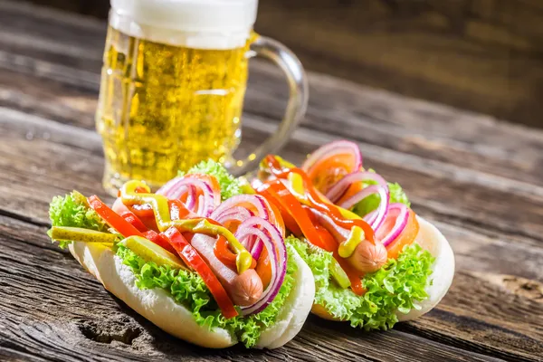 Hot dog fresco con salsiccia e verdure e birra — Foto Stock