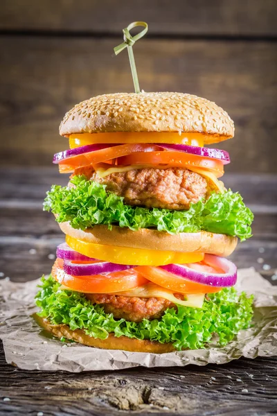 Наслаждайся своим вкусным двухэтажным гамбургером — стоковое фото