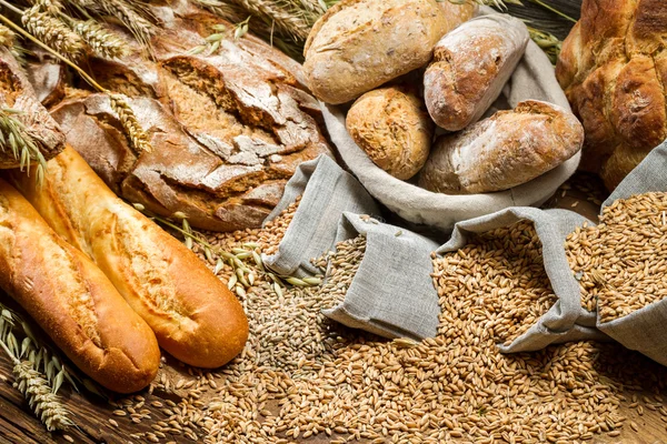 Διάφορα είδη ψωμιού σε ένα ντουλάπι baker — Φωτογραφία Αρχείου