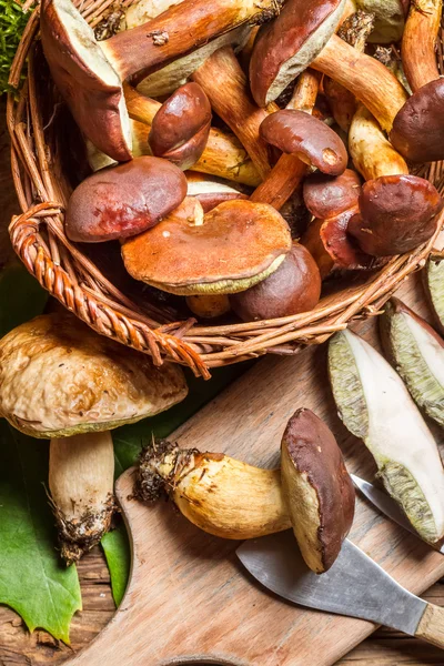 Snijden bos paddestoelen in een pan — Stockfoto