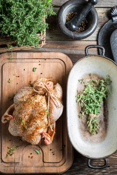 Brathähnchen mit Kräutern zubereiten — Stockfoto