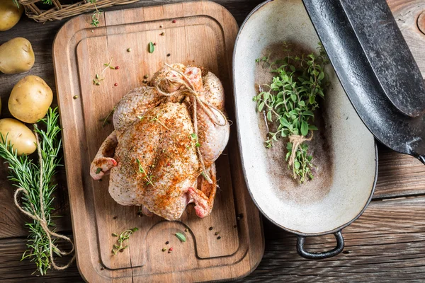 Chicken with herbs and vegetables ready to roast — Stock Photo, Image