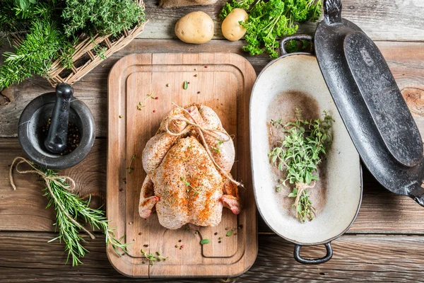 Preparación para asar pollo con hierbas —  Fotos de Stock