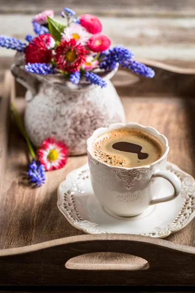 Káva a jarní květiny na dřevěný tác — Stock fotografie