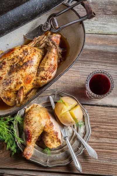 Giacca di patate, pollo arrosto e vino rosso — Foto Stock