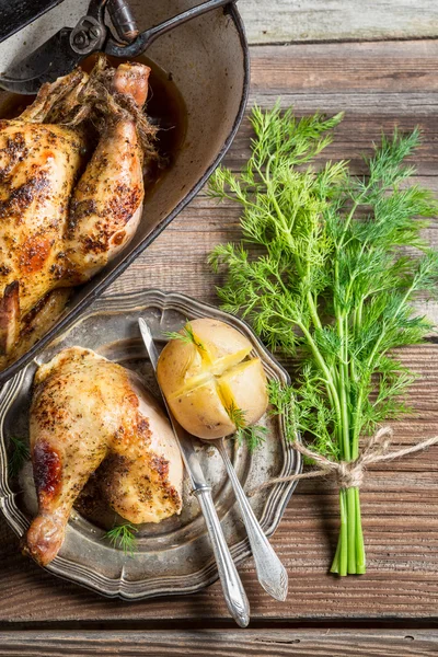 Картошка с укропом и жареной курицей — стоковое фото