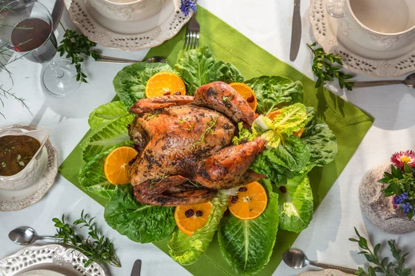 Gebratener Truthahn mit Orange und serviert auf Salat — Stockfoto