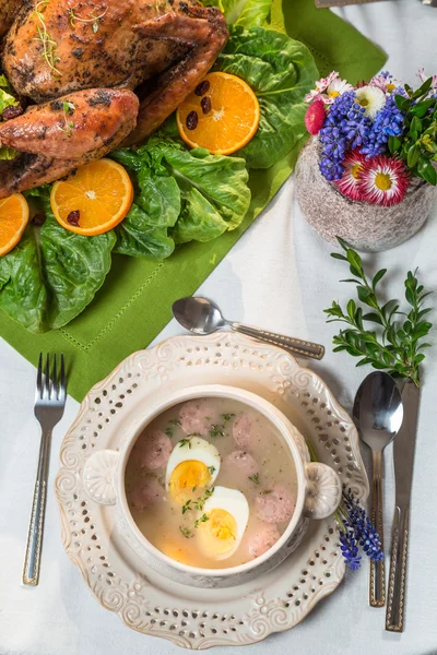 Dinde rôtie servie avec soupe aigre d'orge — Photo