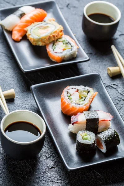 Sushi för två serveras med sojasås — Stockfoto