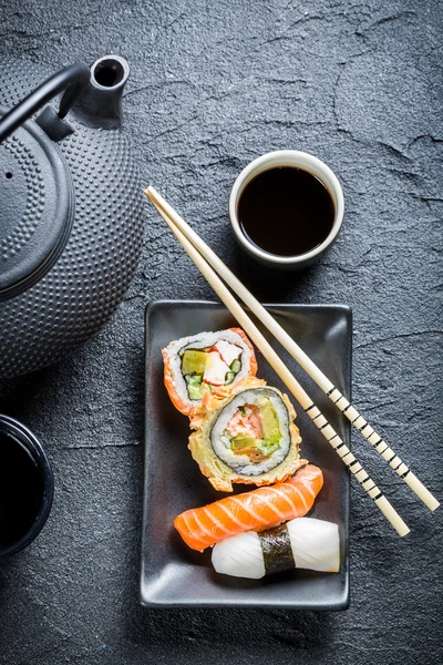 Sushi servido con té —  Fotos de Stock