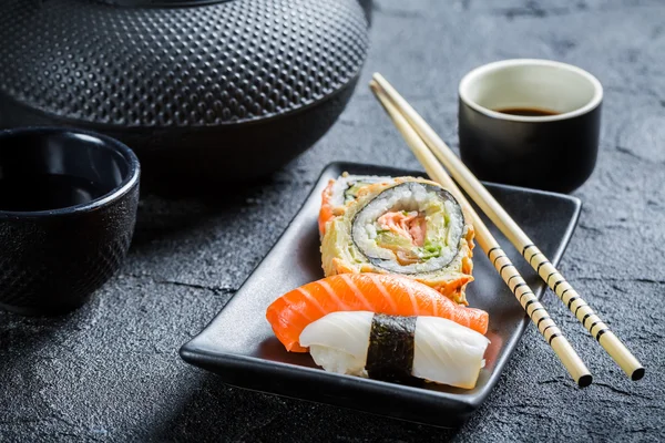 Closeup of fresh sushi served in with tea — Stock Photo, Image