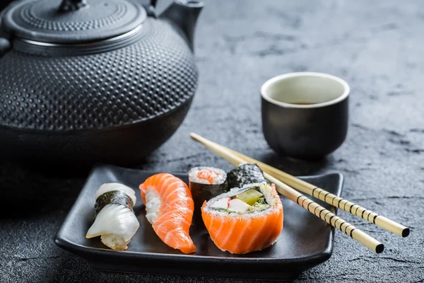 Nahaufnahme von frischem Sushi, serviert in schwarzer Keramik — Stockfoto