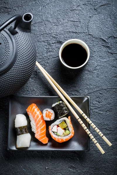 Frisches Sushi in schwarzer Keramik serviert — Stockfoto