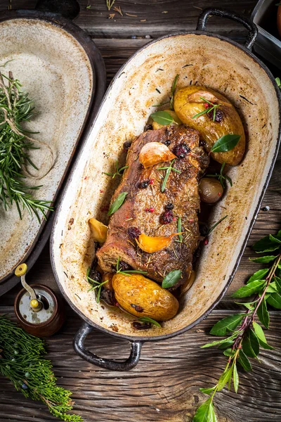 Vegetables roasted with venison and rosemary — Stock Photo, Image