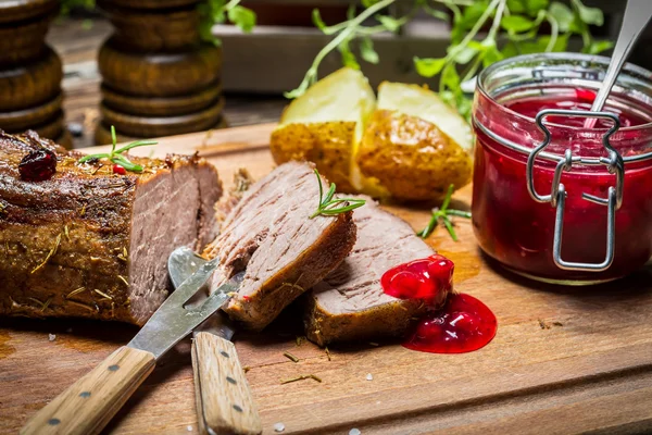 Hertenvlees met rozemarijn geserveerd met cranberry saus — Stockfoto