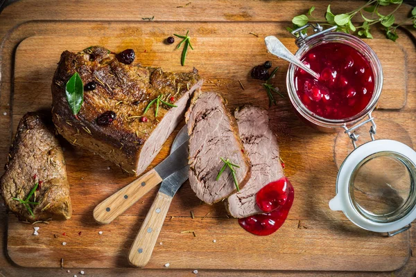 Venison dengan saus cranberry di hutan — Stok Foto