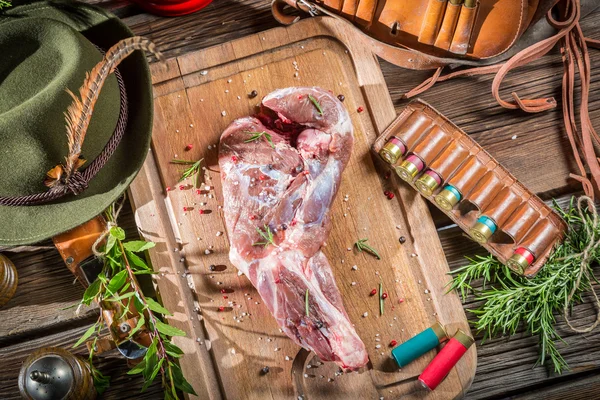 Φρέσκο κόκκινο κρέας ελαφιού κρέατα με δεντρολίβανο και πιπέρι — Φωτογραφία Αρχείου