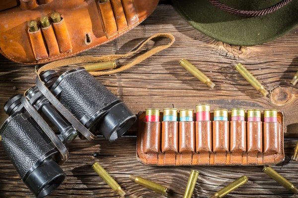 Gürtel mit Jägerkugeln und Fernglas — Stockfoto