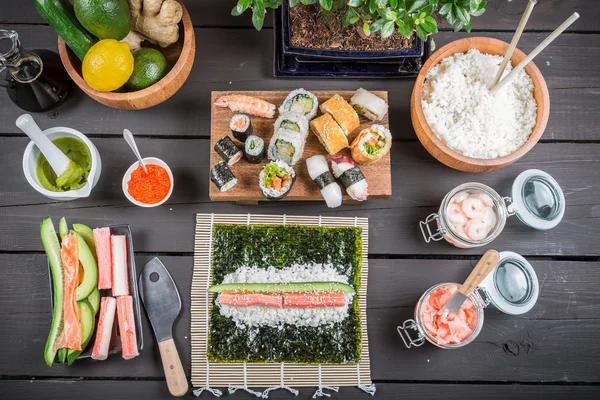 Таблиця з інгредієнтами для суші — стокове фото