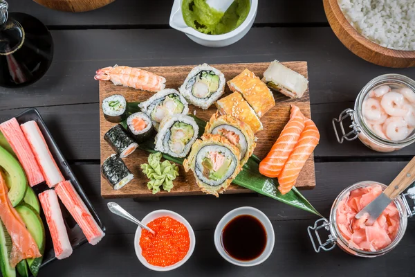 Sushi surrounded by fresh ingredients — Stock Photo, Image